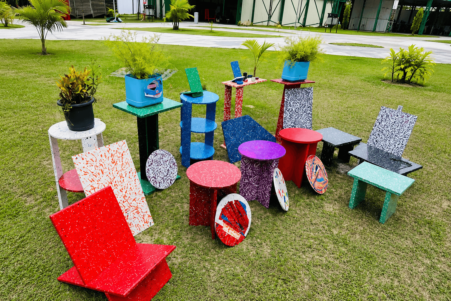 Plástico reciclado vira móveis e renda em projeto social e sustentável